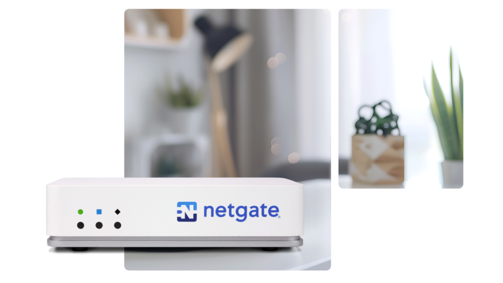 Dispositivo Netgate colocado en un entorno moderno y minimalista de oficina en casa.